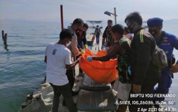GEGER !! Di Temukan Mayat Laki Laki Mengapung Di Pantai Mutun Pesawaran
